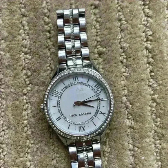 Michael Kors Women’s Watch silver/white gold toned watch. - Picture 8 of 8